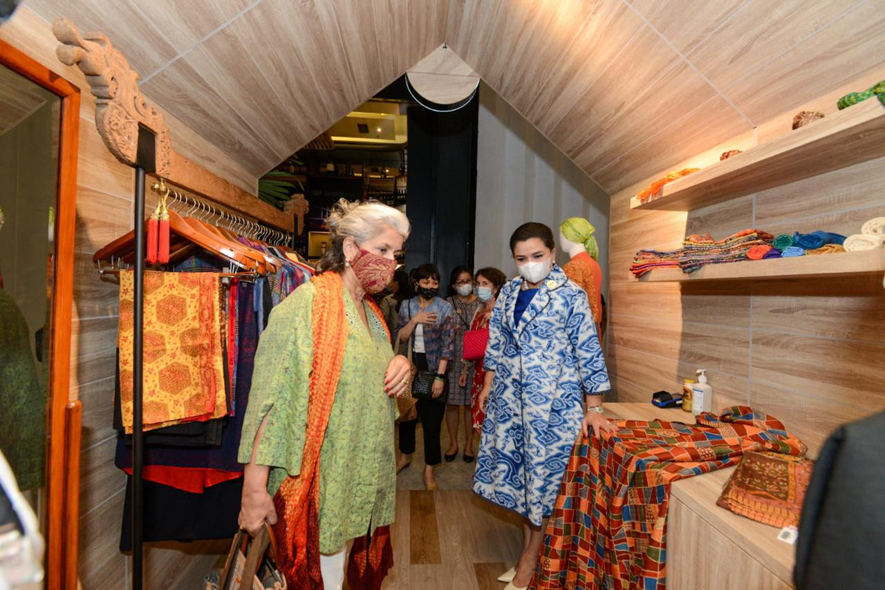 Beauty of Indonesian batik unites countries on National Batik Day exhibition