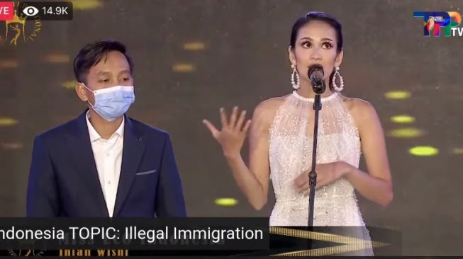 Indonesia’s Intan Wisni Permatasari and her interpreter during her Q&A round at the Miss Eco International 2020 pageant. Photo: Video screengrab