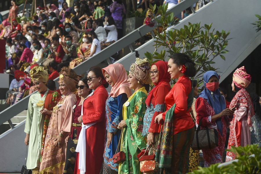 The beauty of Indonesian women in traditional kebayas-Xinhua