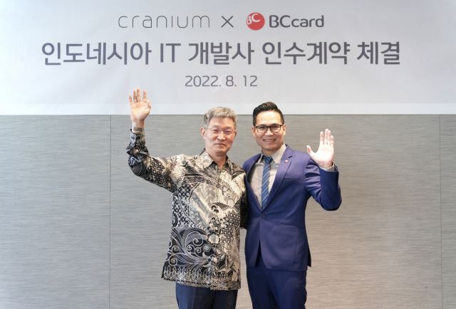 BC Card CEO Choi Won-Seok, left, and Cranium Indonesia CEO William King pose after signing a deal on acquiring a 67-percent share in Cranium Indonesia at BC Card