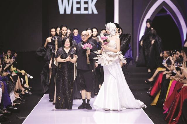 International designers dazzle fashion fans in Hanoi