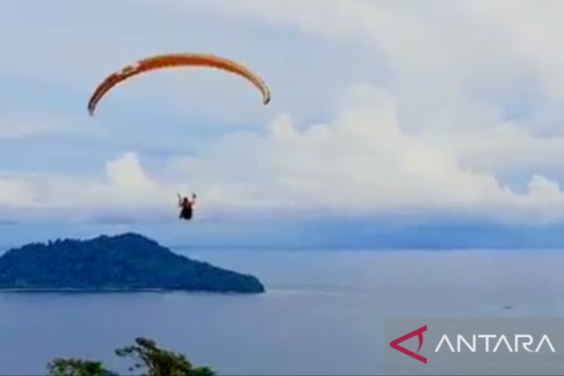 Athlete promotes North Gorontalo as scenic paragliding site