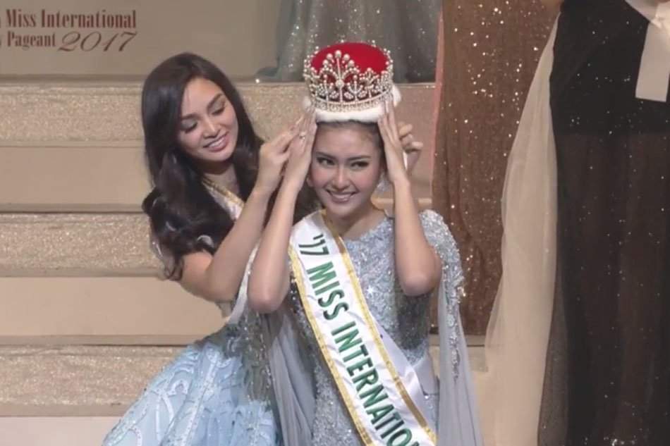 Miss Philippines passing her crown to Miss Indonesia