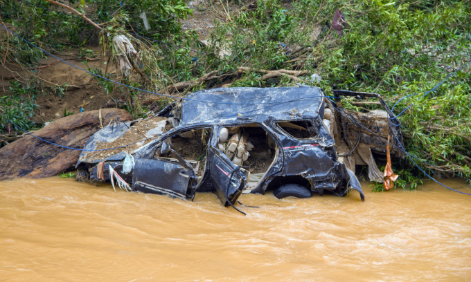 Death toll from Indonesia floods, landslides rises to 21