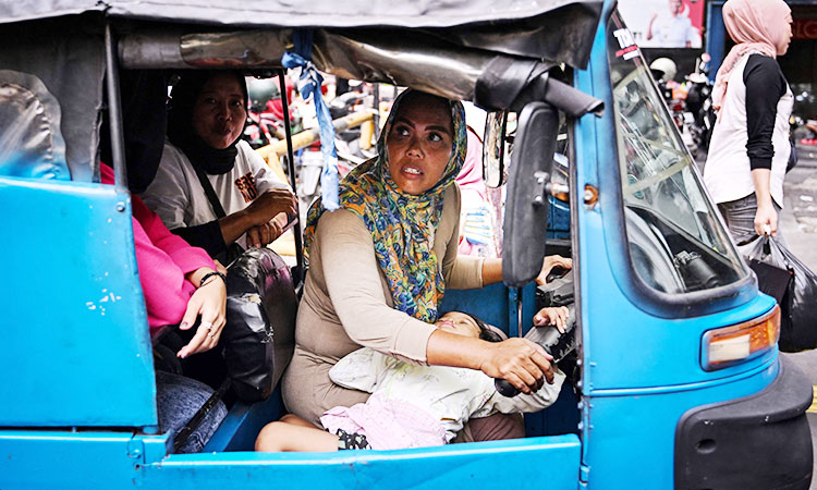 Indonesian single mother makes ends meet as autorickshaw driver