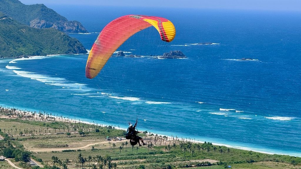 Compete in the Paragliding Championship while enjoying the beauty of Lombok