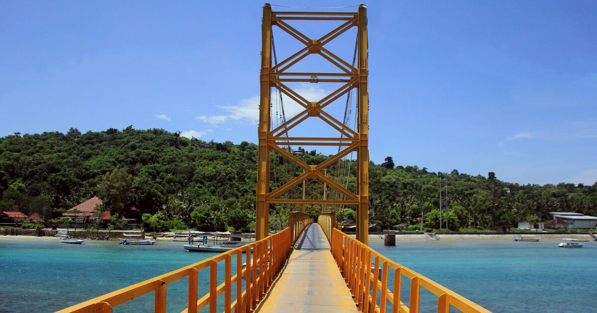The tiny bridge linking two of the world’s most beautiful tropical islands | Travel News | Travel