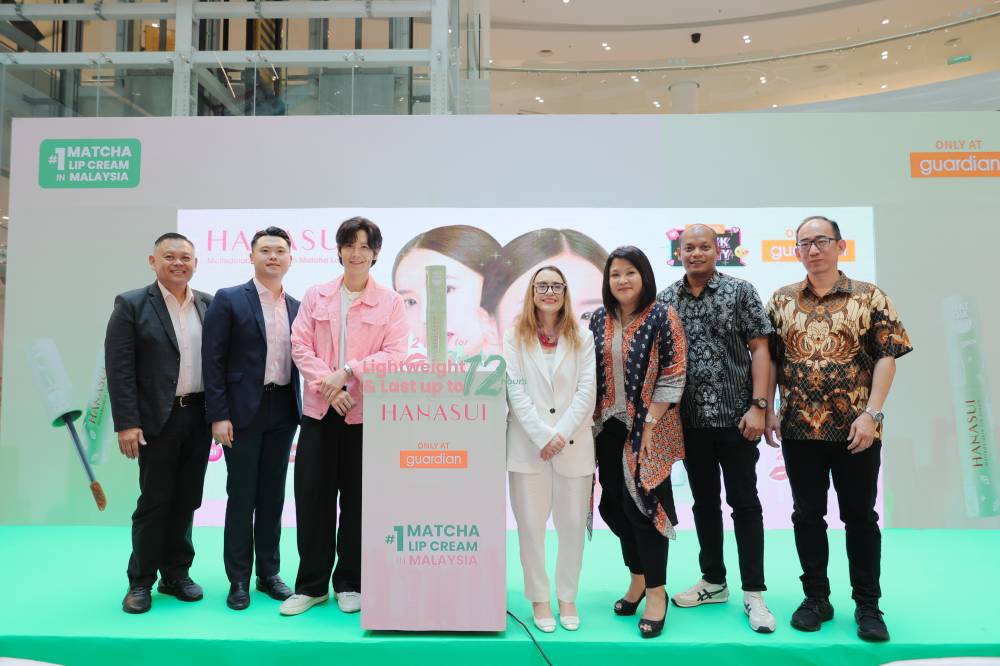 (From left)Teeni Enterprise Sdn Bhd Founder, John Tay, Teeni Enterprise Sdn Bhd executive director Ron Tay, South Korean Artiste Jang Han-byul, Guardian Health and Beauty Sdn Bhd commercial director for Malaysia and Brunei Anna Hull, PT Eka Jaya International head marketing Septyana Nataya, Hanasui Regional Sales Manager Pak Frans and Hanasui National Sales Manager Pak Djunaidi officiating the launch of Hanasui in Malaysia. - Photo from Teeni Enterprise's Management