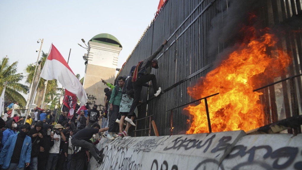 Indonesia protests: Thousands try storming parliament over election law