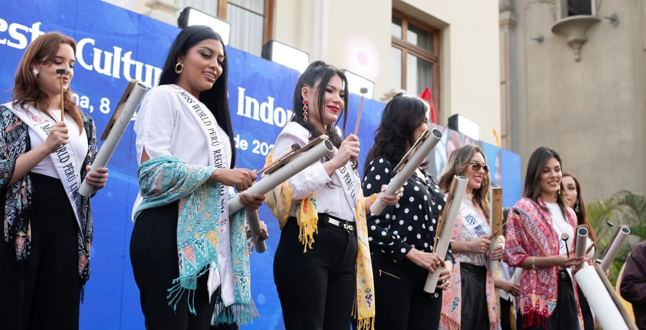 Miss World Peru 2024 Finalists Show off Indonesian Batik